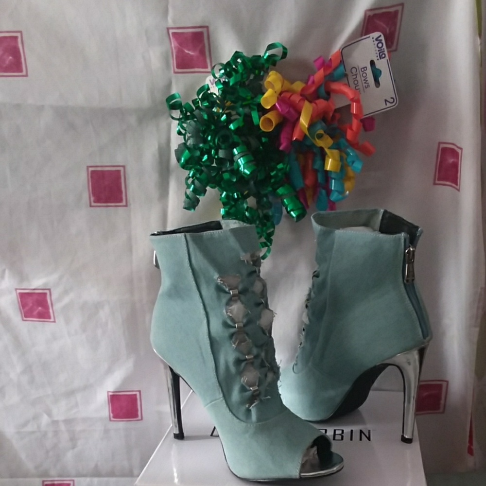 ADORABLE  CAPE  ROBBIN  BOOTS NWOT ( $40 )